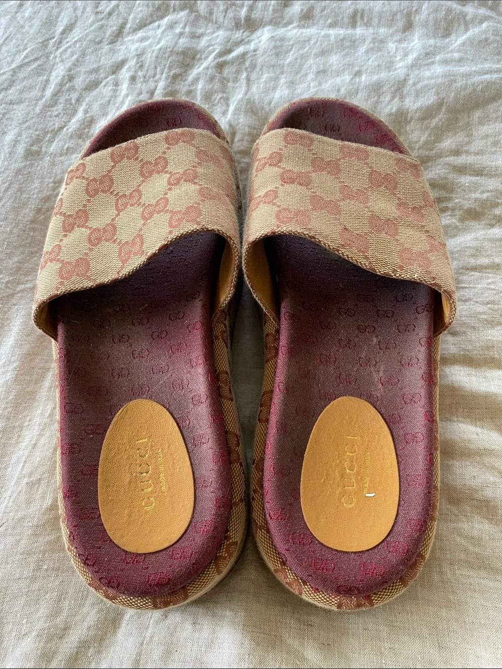Authentic Gucci Angelina GG Supreme Slide Sandals in beige & burgundy
